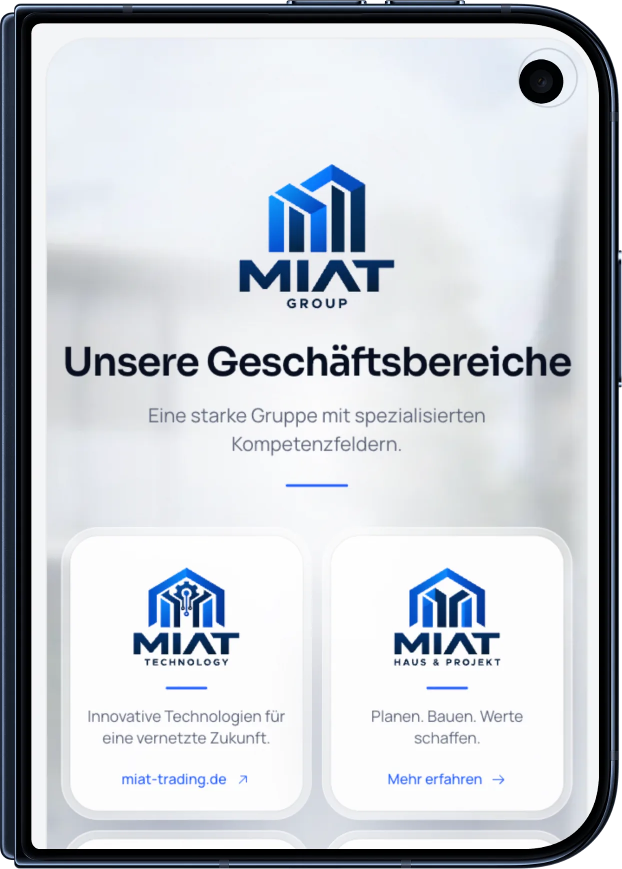 MIAT Group – Startseite mit Gruppenlogo und Markenkarten auf faltbarem Smartphone
