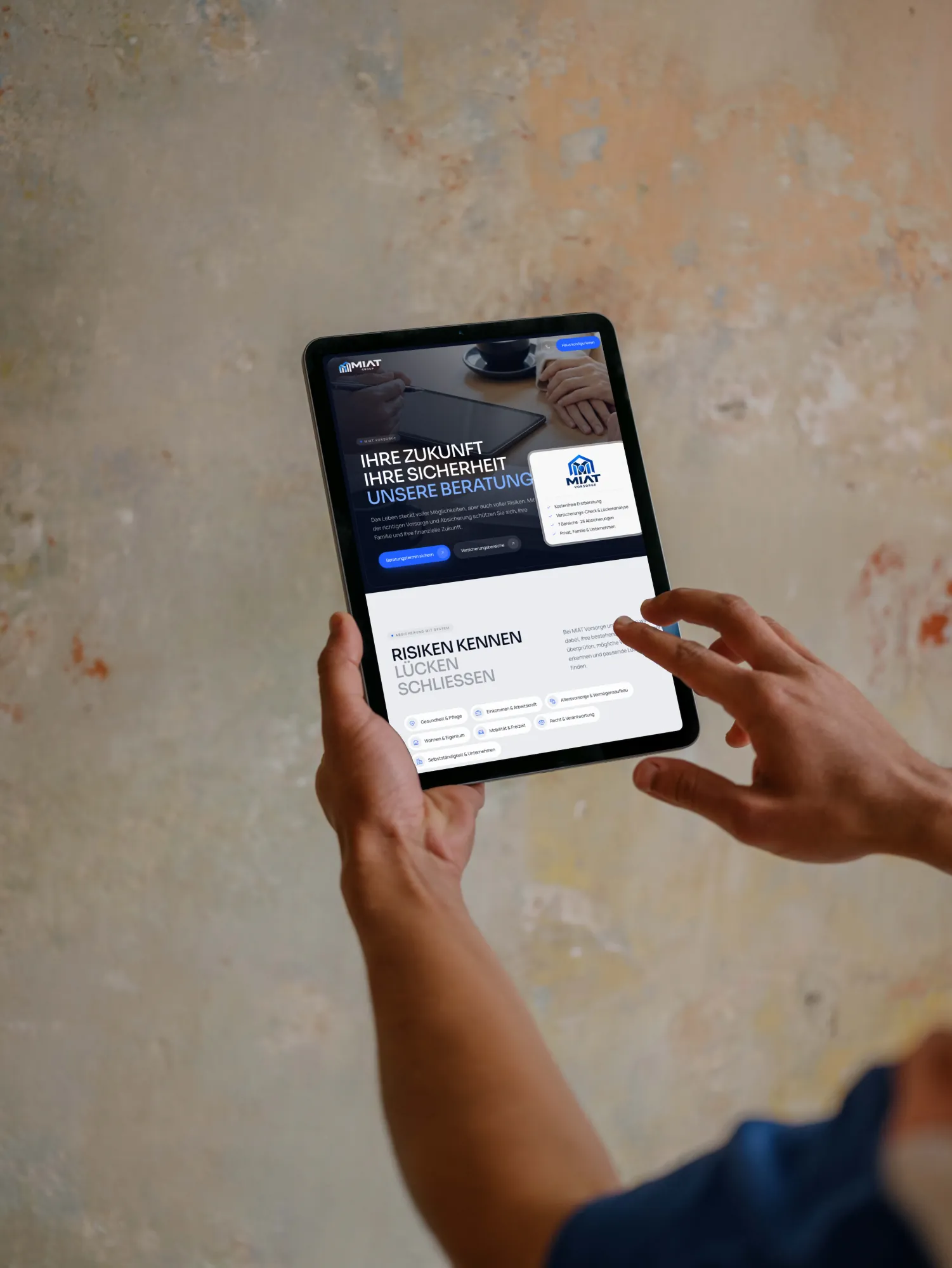 MIAT Vorsorge – „Ihre Zukunft. Ihre Sicherheit. Unsere Beratung.“ und die Versicherungsbereiche auf iPad in der Hand