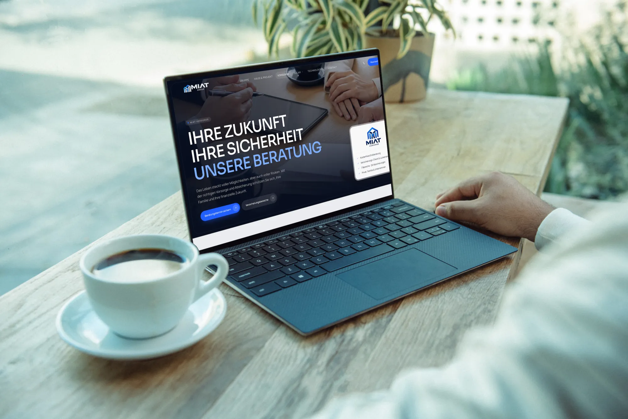 MIAT Vorsorge – Einstieg in den Vorsorge-Bereich auf Laptop neben einer Kaffeetasse